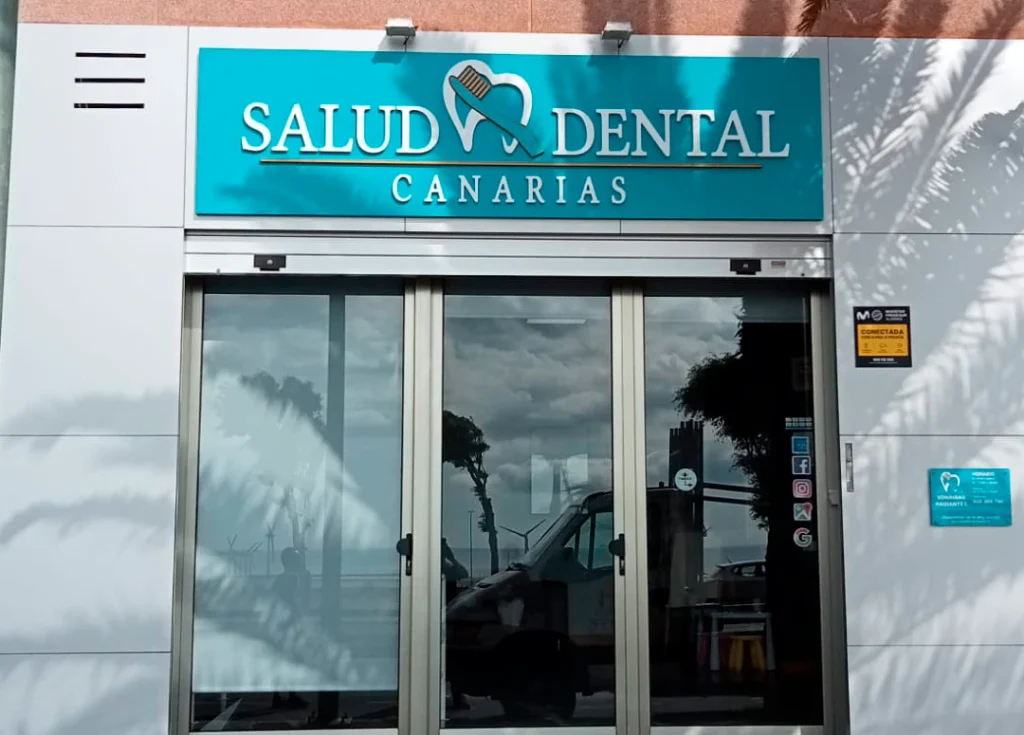 Salud Dental Canarias · Fachada y rotulación